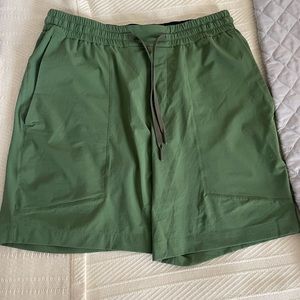 Lululemon Bowline short 8 inch. Size medium